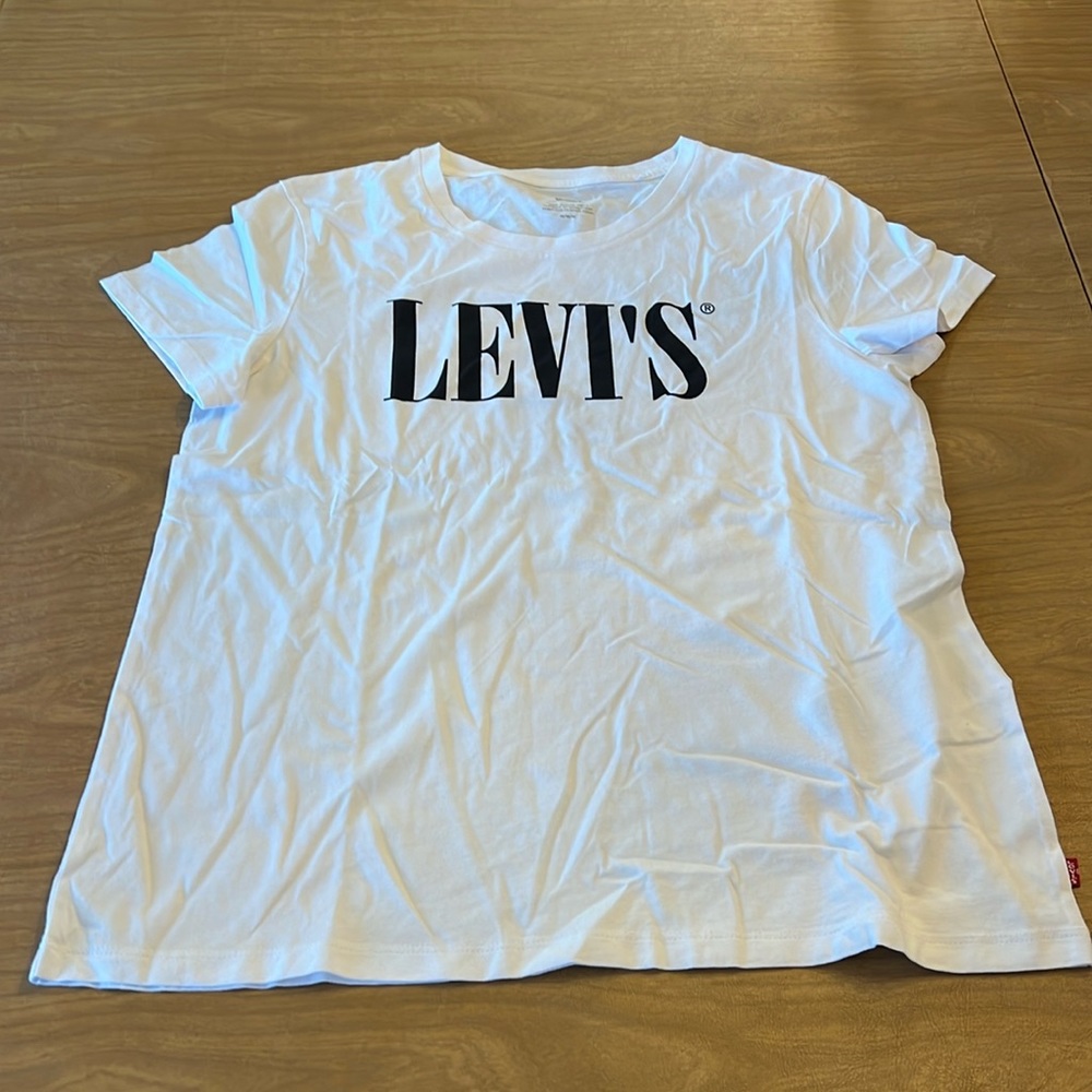 Levi’s tshirt.